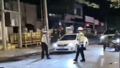 河北一汽车在查酒驾时强行倒车逃离，撞上三轮和特斯拉，当地警方：正在追查