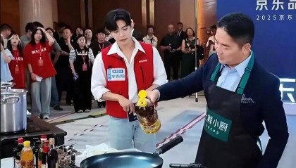 刘强东直播炒菜，称“像贾国龙第一次炒菜一样紧张，像罗永浩第一次说脱口秀一样紧张”！他谈到“外卖大战”：想和王兴见面聊聊
