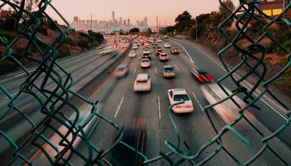 上海机场股价微跌0.25% 成交额达1.83亿元