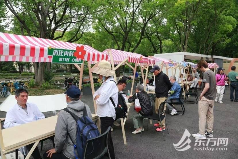 AI硬核护老！“华东健康说”集市开张，银发族玩转“黑科技”