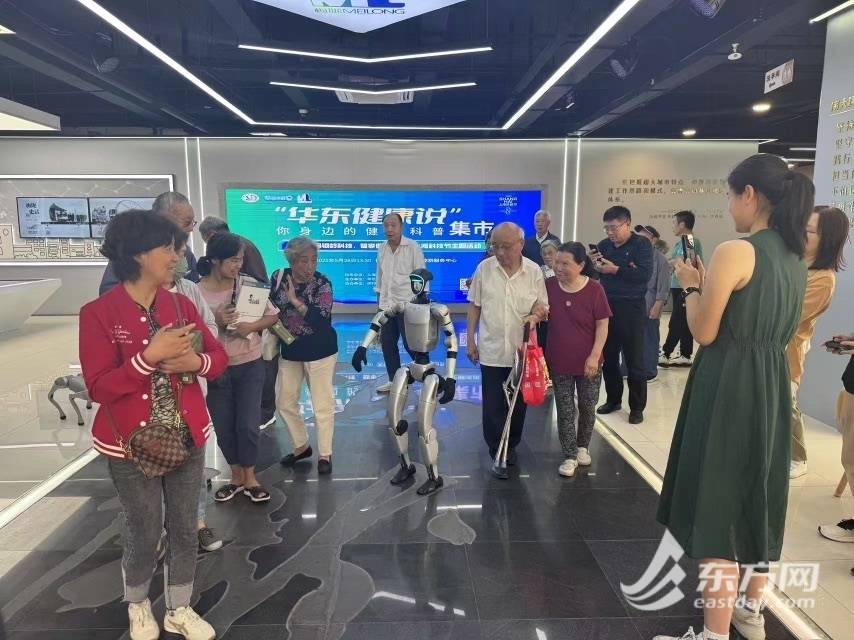 AI硬核护老！“华东健康说”集市开张，银发族玩转“黑科技”