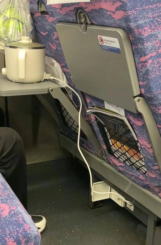 乘客在高铁上使用小型电煮锅?12306回应:可以带但不能使用