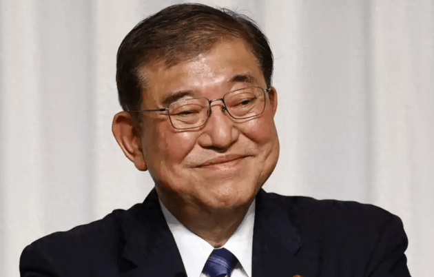 日本签了,无条件对美“投降”,石破茂关键时刻扛不住了,直接选择下台