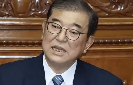 日本签了,无条件对美“投降”,石破茂关键时刻扛不住了,直接选择下台