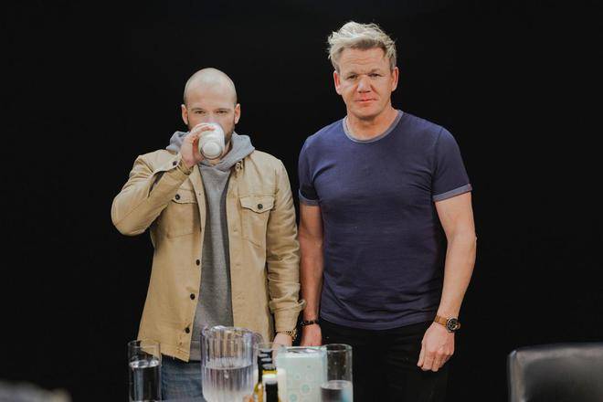 Jennie辣劲爆发,凭辣鸡翼挑衅,巨星向Jisoo下战书