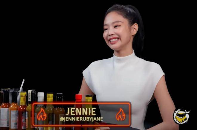 Jennie辣劲爆发,凭辣鸡翼挑衅,巨星向Jisoo下战书