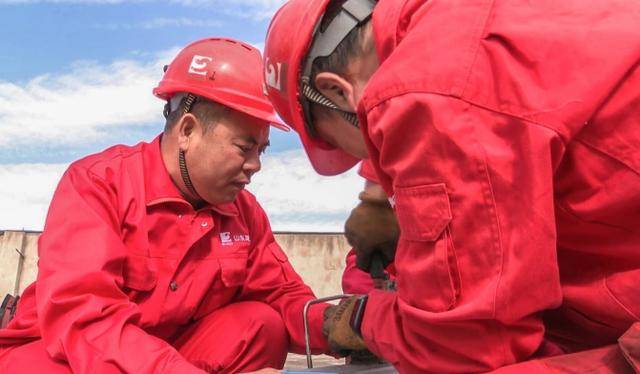 你学雷锋 我送鲜花 | 威海乳山:鲜花赠模范 礼赞劳动美