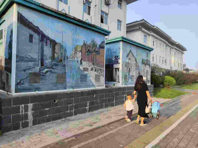 墙外鲜花靓古城