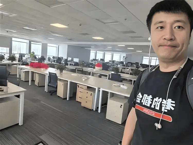 张雪峰高调宣布放19天暑假,发6万年终奖,网友:哪个打工人不眼红?