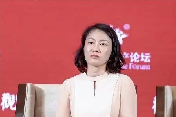 中国“最贵”女秘书：年薪849万，年终奖1000万，47岁活成了这样