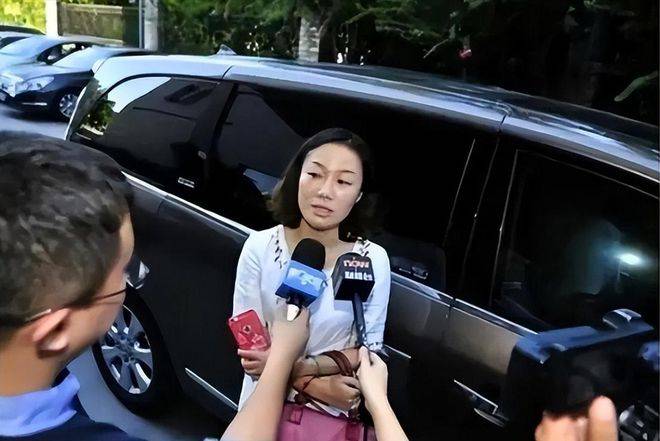 中国“最贵”女秘书：年薪849万，年终奖1000万，47岁活成了这样