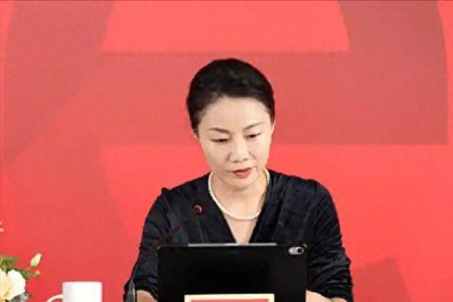 中国“最贵”女秘书：年薪849万，年终奖1000万，47岁活成了这样