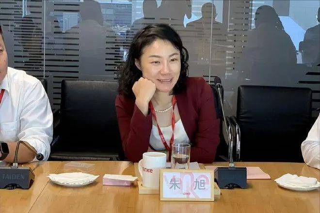 中国“最贵”女秘书：年薪849万，年终奖1000万，47岁活成了这样