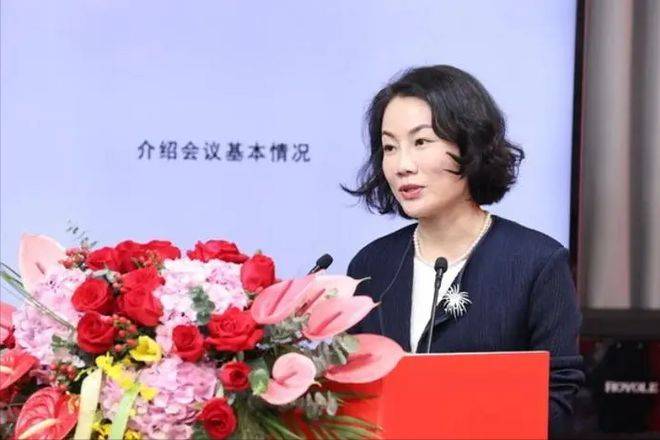中国“最贵”女秘书：年薪849万，年终奖1000万，47岁活成了这样
