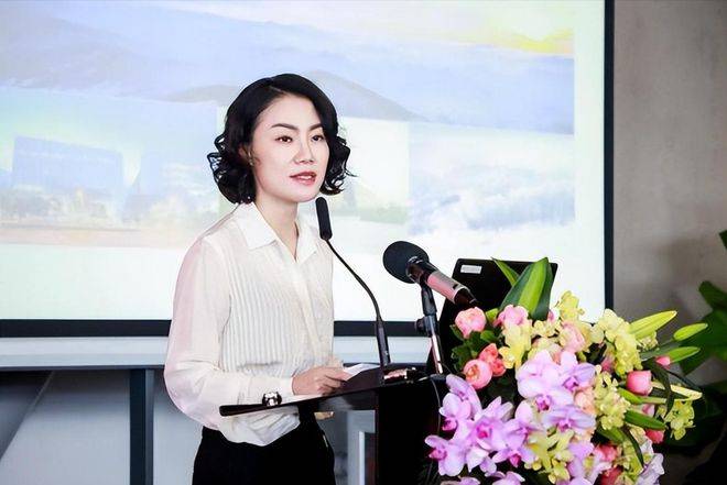 中国“最贵”女秘书：年薪849万，年终奖1000万，47岁活成了这样