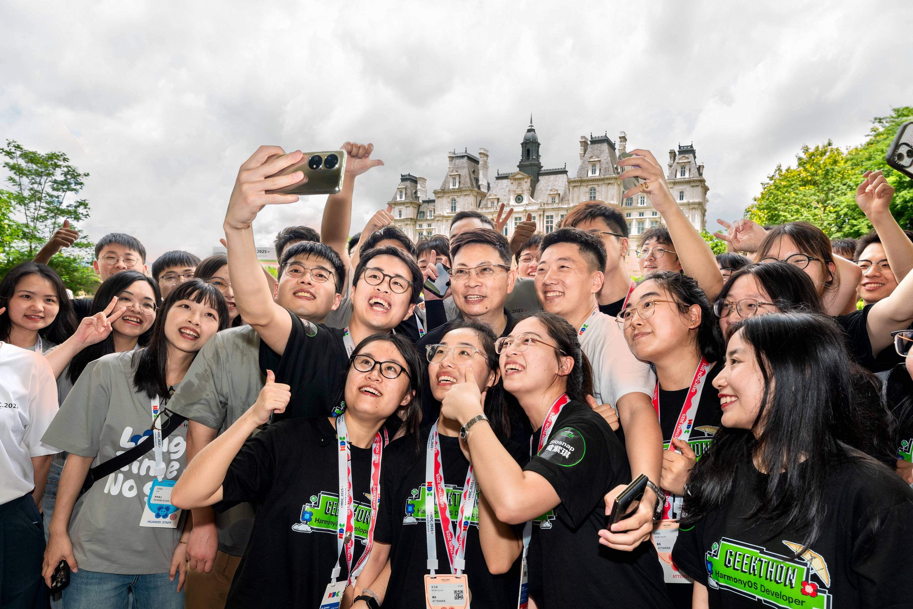 HDC 2025:开发者搭上“鸿蒙快车”,鸿蒙生态加速前行