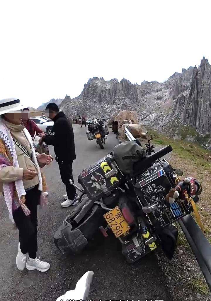 大妈私坐价值20万摩托拍照却将车弄翻,赔1000元后拉黑车主,4S店:修好约需2万元