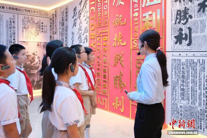 浙江杭州:大中小学师生在档案馆里共上“开学第一课”