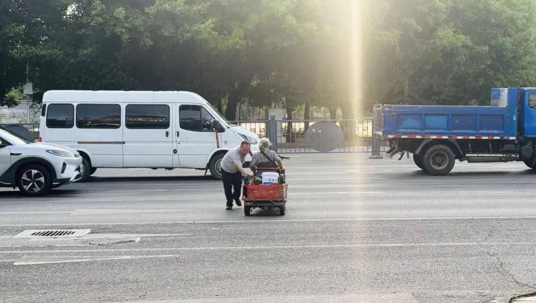 贵州省兴义监狱民警上班途中紧急施救,摔倒老人转危为安!
