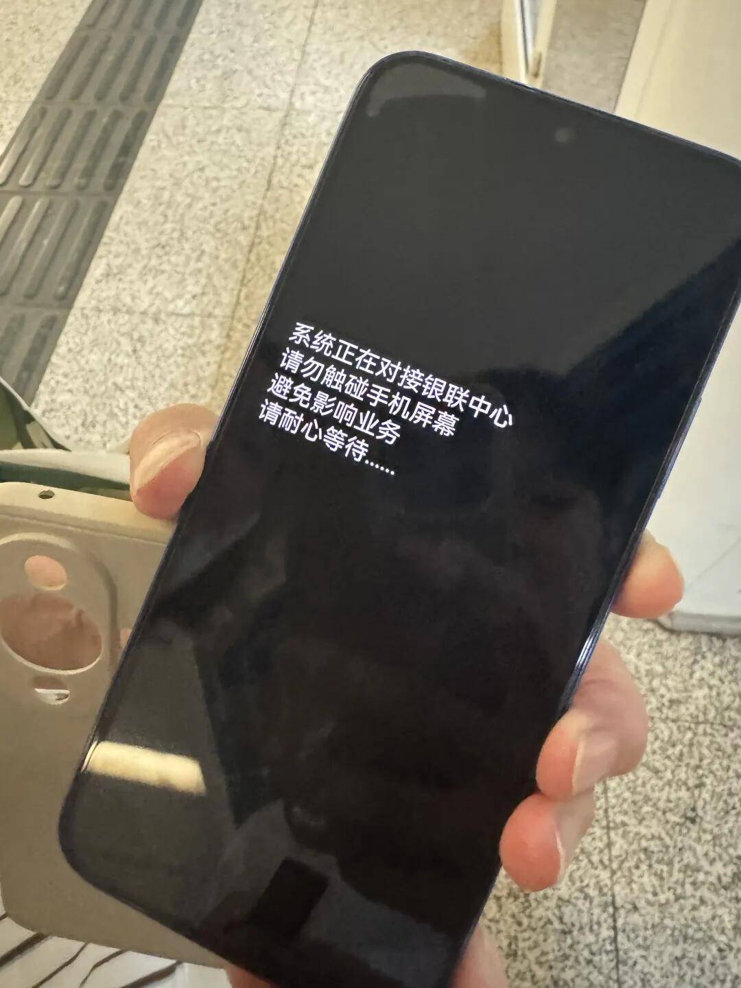 一根牙签“抢”回25万元!一老年乘客手机被“黑”,地铁值班站长紧急取卡