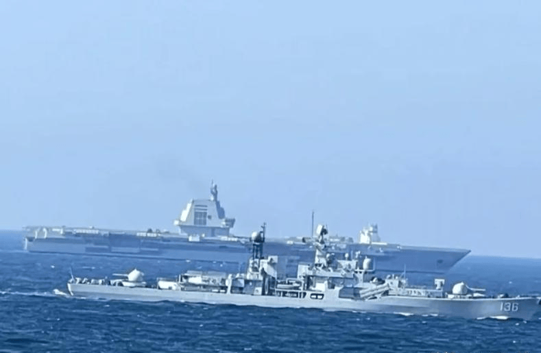福建舰刚进入,台湾海峡发生激烈对峙:面对直10,英美军舰老实了