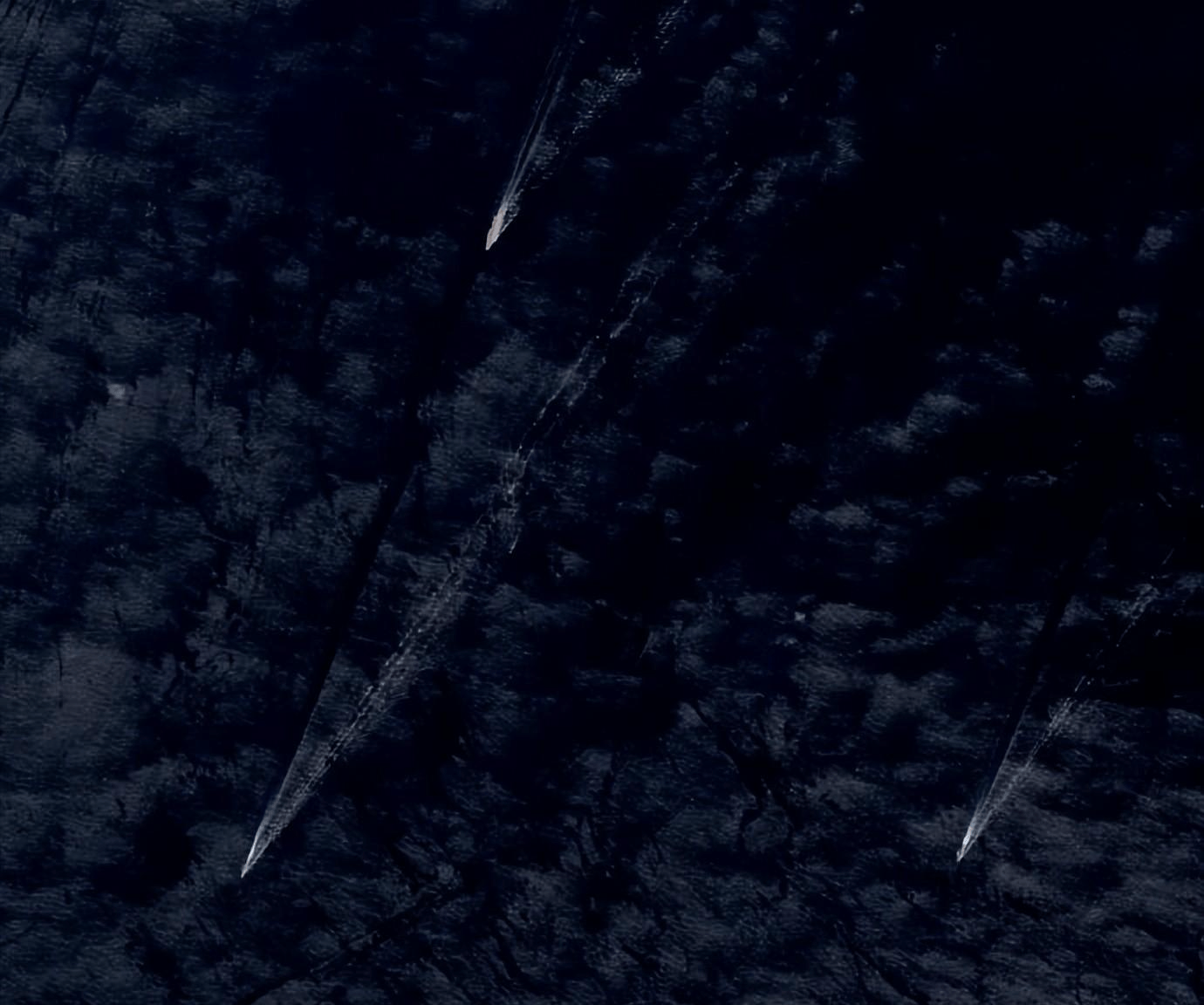 福建舰刚进入,台湾海峡发生激烈对峙:面对直10,英美军舰老实了