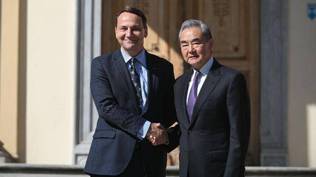 波兰不守承诺,拒绝放行中欧班列,中方把目光转向北极航道