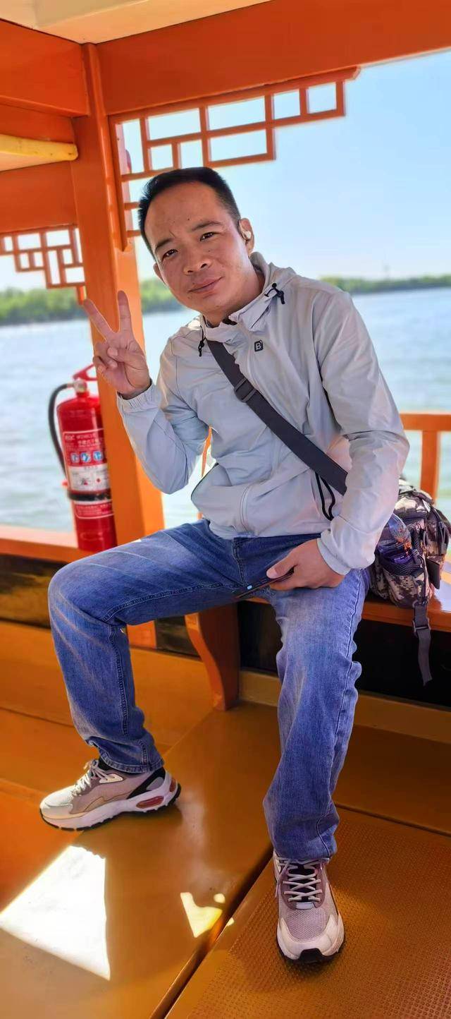 外国游客颐和园内突发心脏骤停,他跪地施救1分20秒转危为安